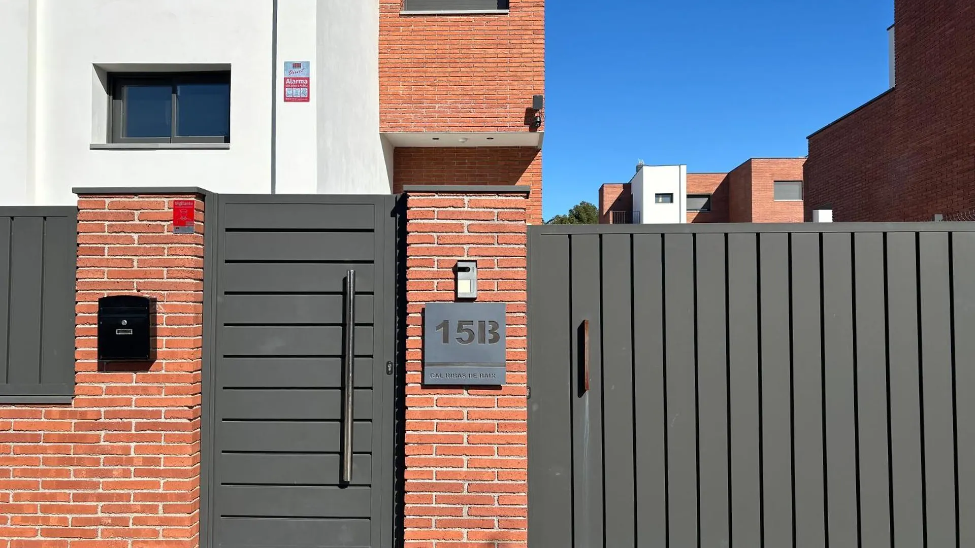 Casa Con Piscina Y Parking En Roda De Bera