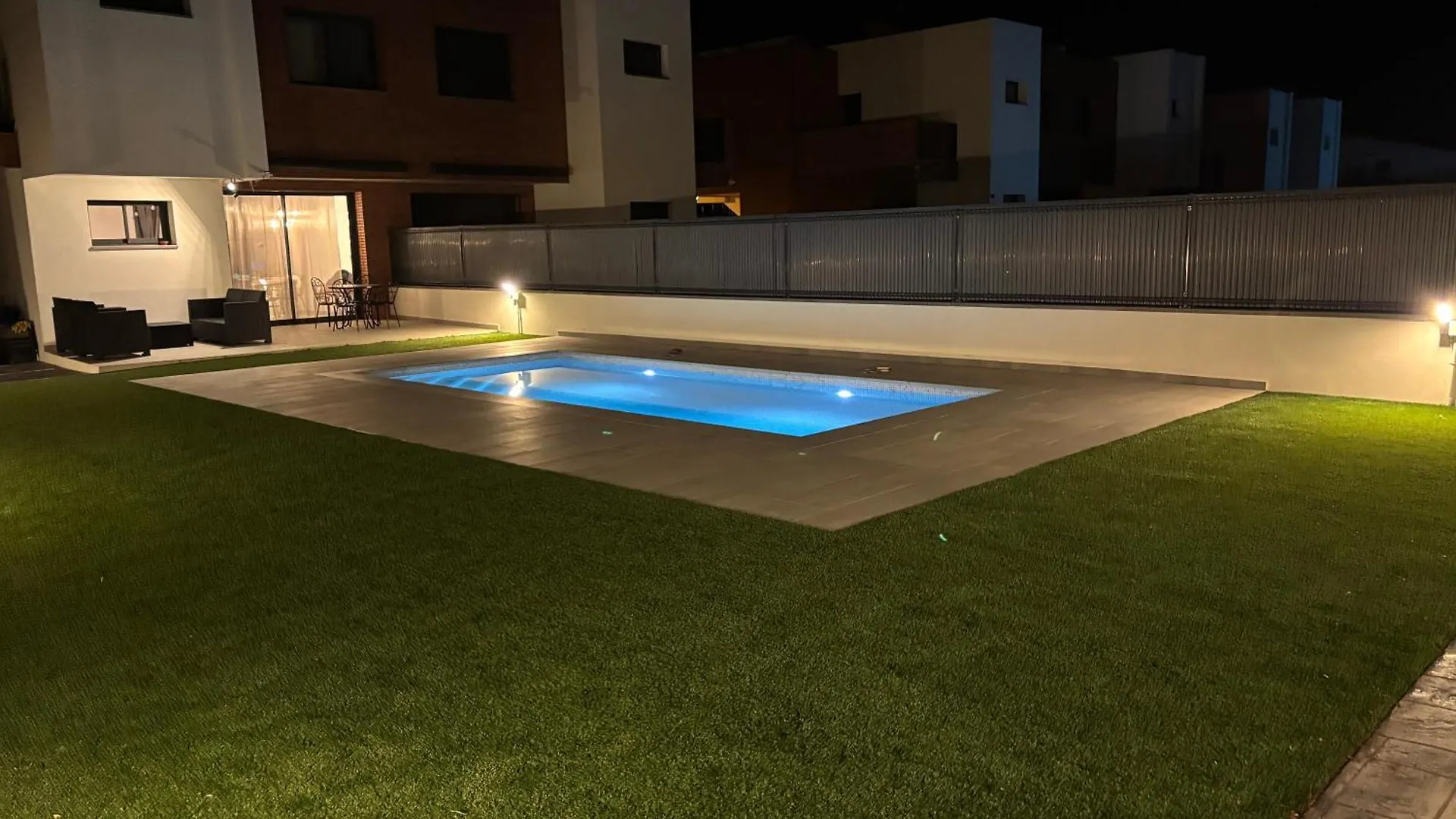 Casa Con Piscina Y Parking En Roda De Bera